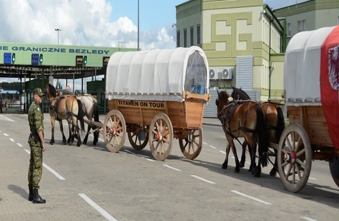 {Funkcjonariusze Straży Granicznej odprawili 7… zaprzęgów konnych.}