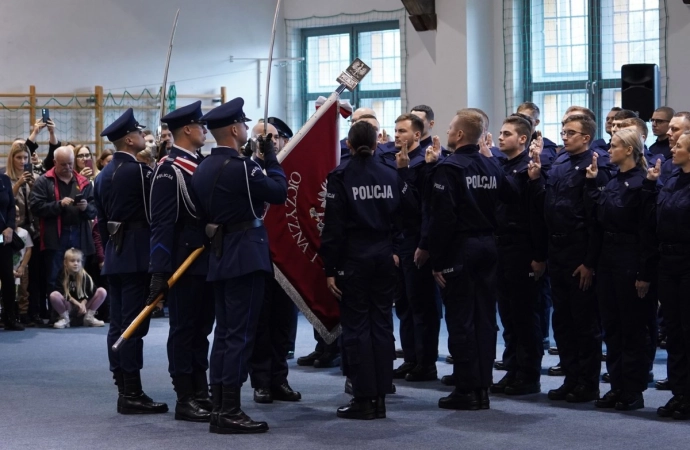 {38 osób wypowiedziało słowa policyjnej przysięgi.}